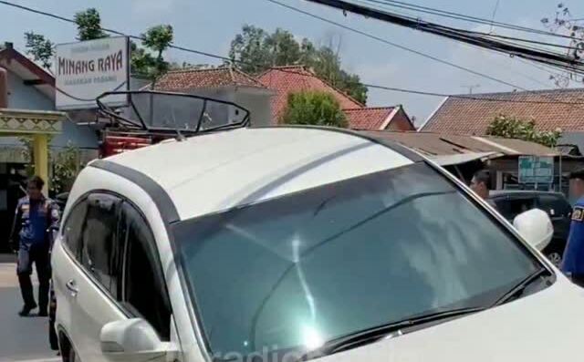 Damkar Tulungagung Berhasil Evakuasi Mobil CRV yang Terperosok di Kauman
