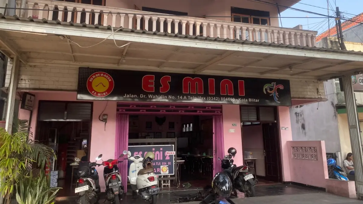 Es Mini Blitar: Menikmati Nasi Campur Rendang dan Es Campur dengan Harga Terjangkau