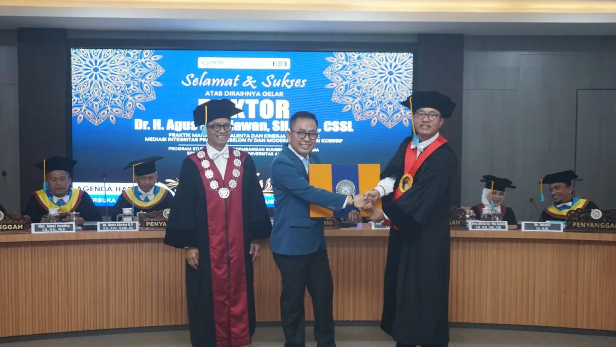 H. Agus Kurniawan, Mantan Kajari Blitar, Raih Gelar Doktor dari UNAIR dengan Predikat Cumlaude