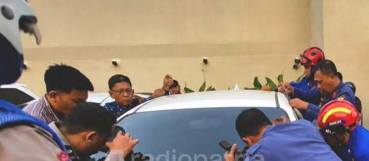 Heroik, Damkar Tulungagung Selamatkan Balita Terkunci dalam Mobil di Kafe