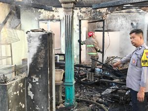 Kebakaran Menghanguskan Warung dan Rumah Warga di Blitar, Tiga Korban Luka Bakar