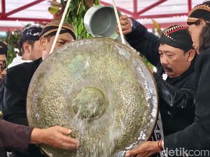 Keberkahan Tradisi Jamasan Gong Kiai Pradah Menarik Ribuan Warga Blitar