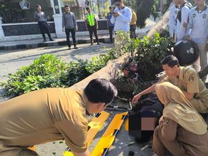 Kecelakaan di Alun-Alun Blitar: Pohon Beringin Tumbang Timpa Pengendara Motor