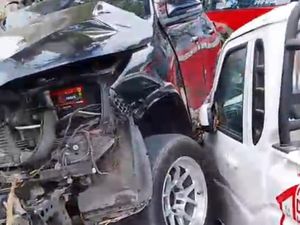 Kecelakaan Lalu Lintas di Blitar: Pikap Koperasi Desa Tabrakan dengan Toyota Fortuner