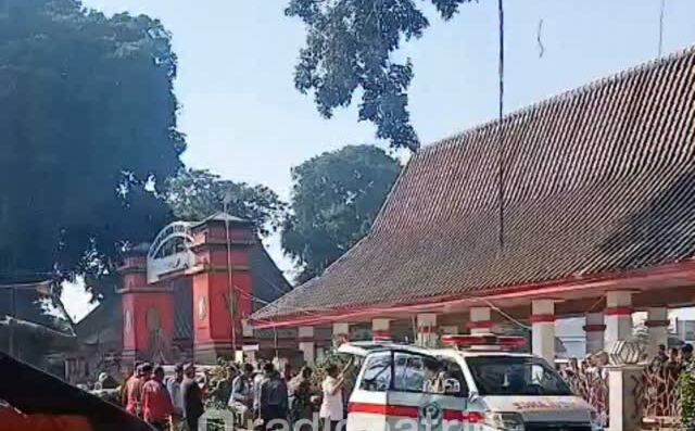 Kejadian Pohon Beringin Tumbang di Alun-Alun Kota Blitar: Seorang Pengendara Terluka