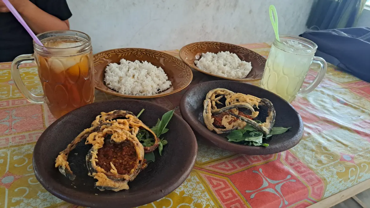 Kelezatan Belut Krispi Mbah Rumini: Kuliner Legendaris Blitar yang Menggoda Selera