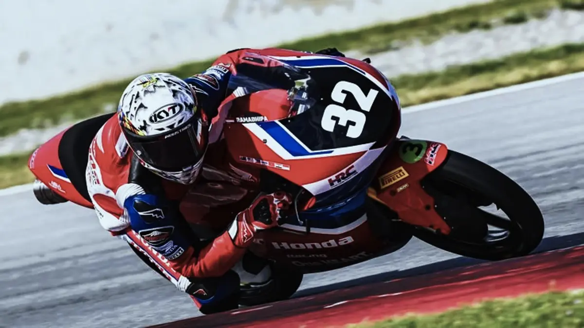 Kiandra Ramadhipa Berhasil Tampil Gemilang di FIM Moto3 Junior di Barcelona
