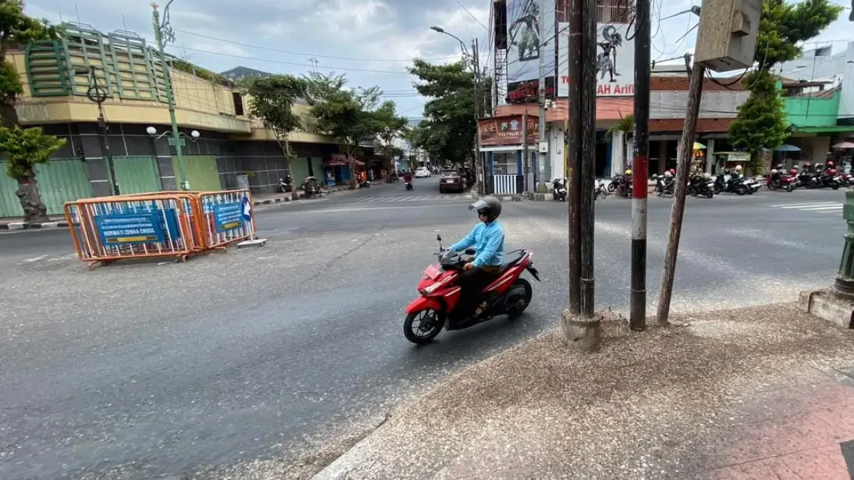 Kondisi Kebersihan Jalan Protokol Kota Blitar Memprihatinkan: Warga Mengeluhkan Kotoran Burung