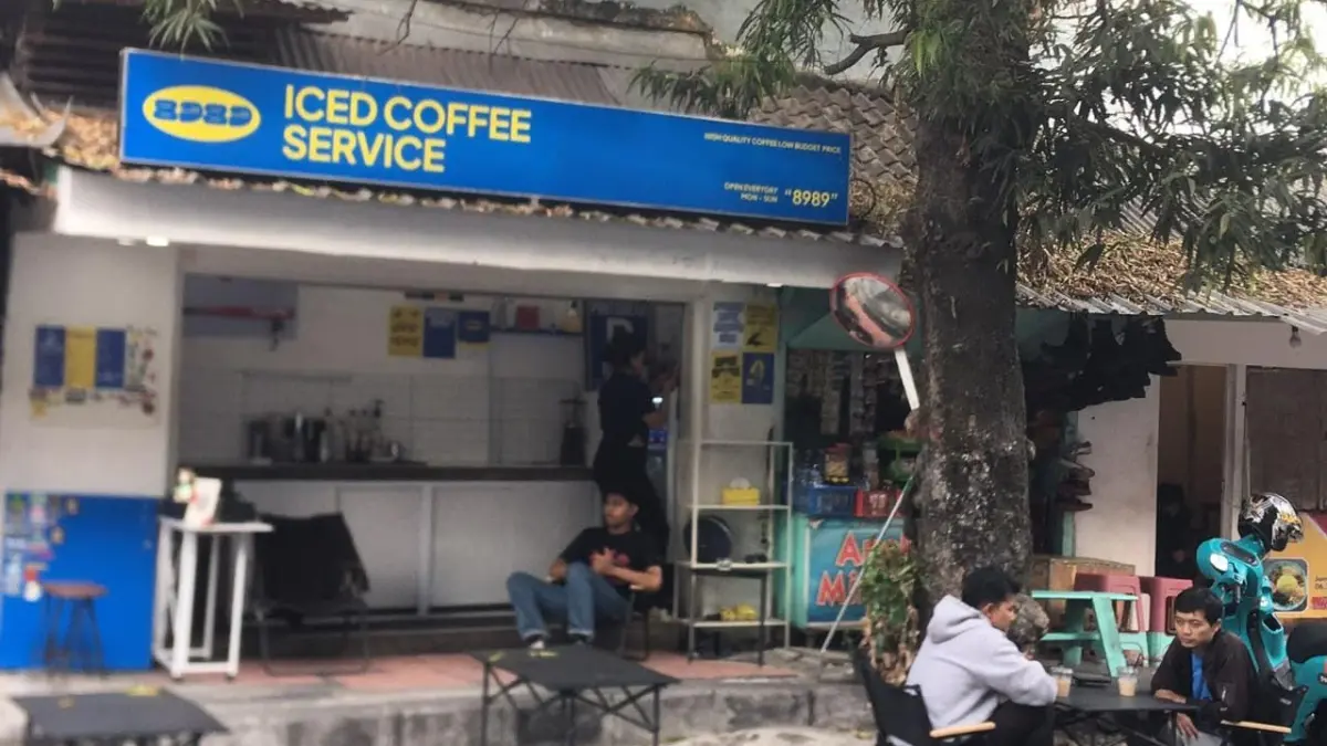 Kopian 8989 Blitar: Kedai Street Coffee Unik di Trotoar dengan Harga Terjangkau