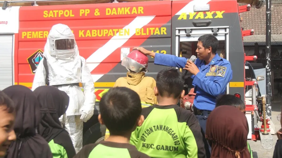 Mako Damkar Blitar: Wahana Edukasi untuk Siswa SD dalam Pengenalan Profesi Pemadam Kebakaran