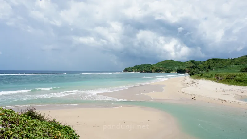 Menelusuri Keindahan dan Misteri Pantai Sumur Gemuling: Permata Tersembunyi Blitar