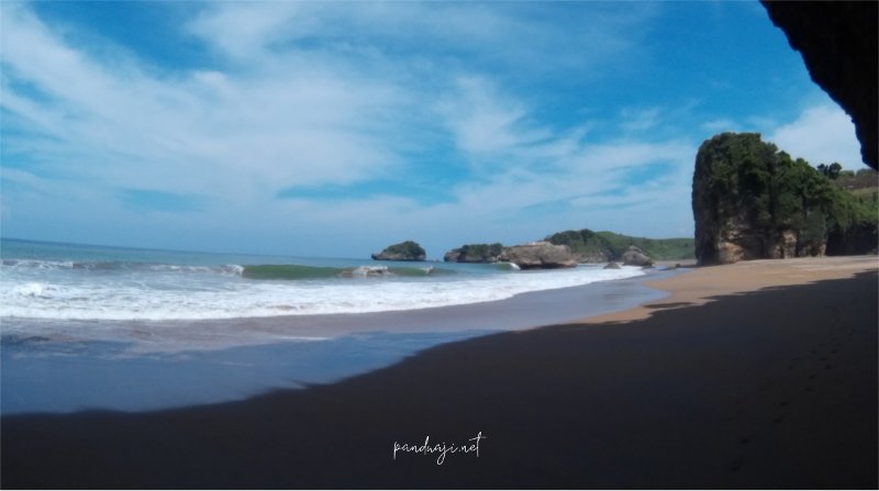 Menelusuri Keindahan Karang Laut di Pantai Princen Blitar