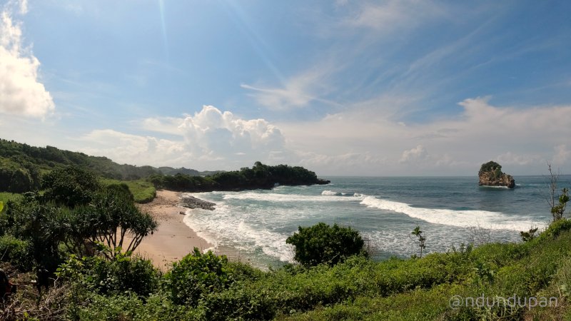 Menelusuri Pesona Pantai Bakung Blitar: Tebing Karang dan Deburan Ombak yang Memikat
