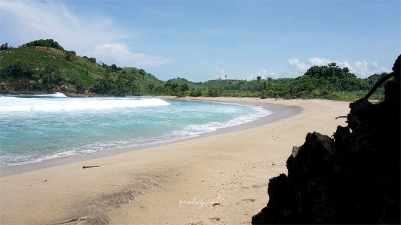 Menemukan Keindahan Tersembunyi di Pantai Keben Blitar: Pantai Cekungan Karang yang Menawan