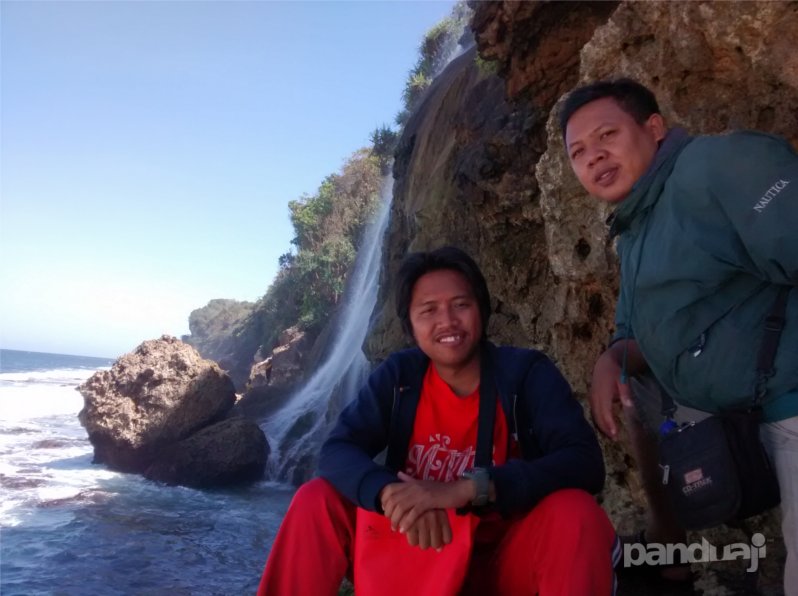 Menemukan Pesona Pantai Umbul Waru Blitar: Air Terjun yang Jatuh ke Laut