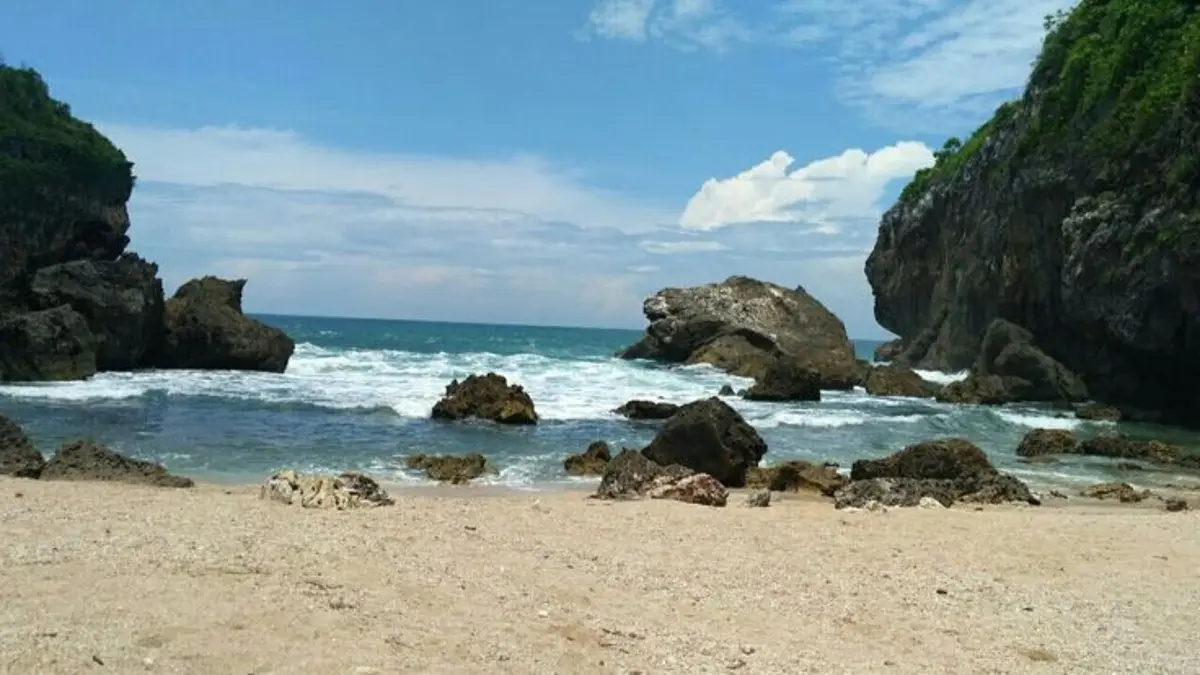 Menemukan Surga Tersembunyi: Keindahan Pantai Nampu di Wonogiri