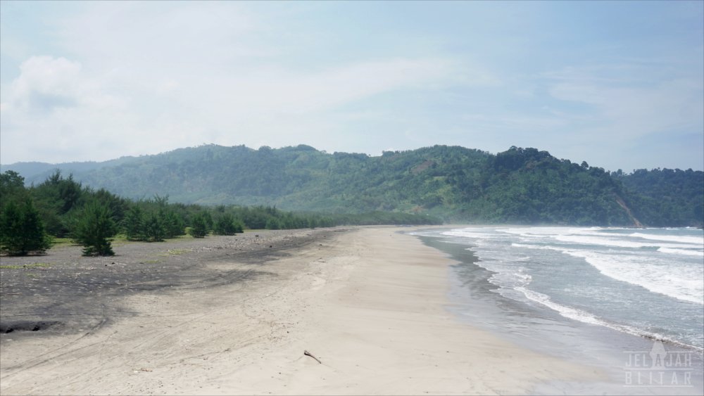 Menikmati Keindahan Pantai Jolosutro Blitar: Surga Tersembunyi dengan Ombak Besar dan Pasir Landai