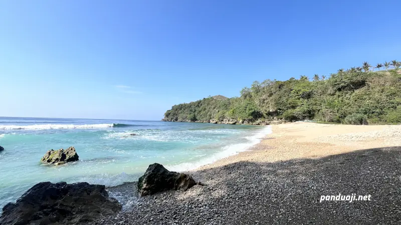 Menikmati Pesona Pantai Bukit Indah Blitar: Surga dari Ketinggian Laut Selatan
