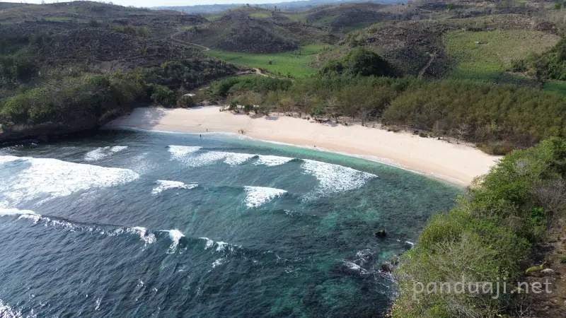 Menjaga Keindahan Pantai Bantheng Mati Blitar: Surga Tersembunyi di Ujung Selatan