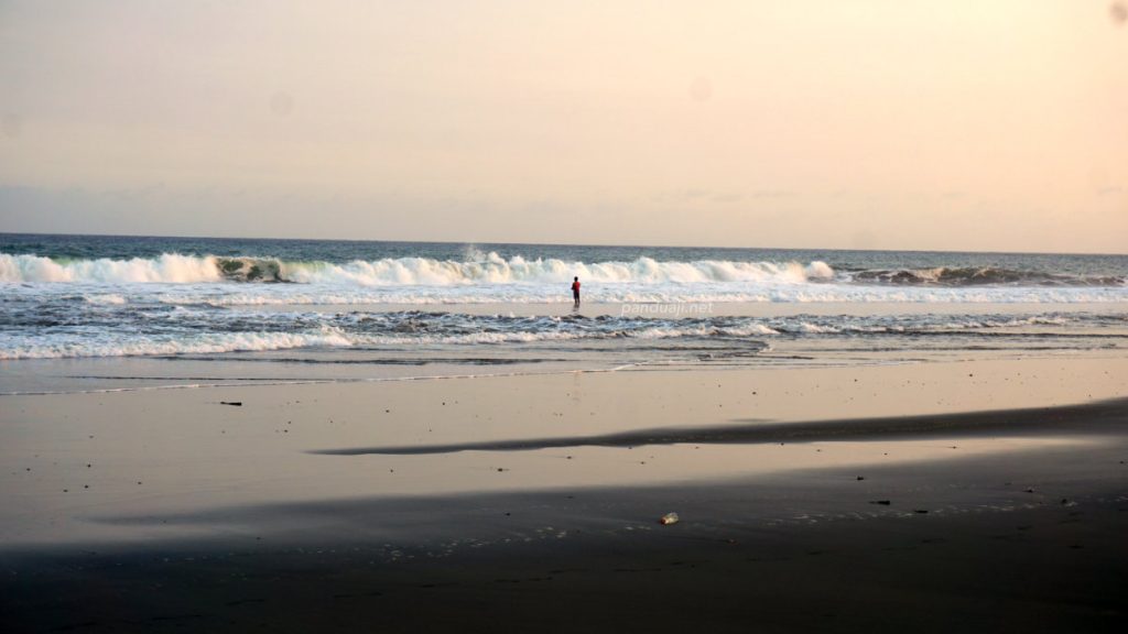 Menjelajahi Pantai Pasur Blitar: Keindahan Alam Pasir Hitam dan Ombak yang Menawan