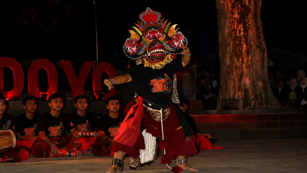 Pagelaran Barongan Kucingan Hiasi Alun-Alun Lodoyo, Memperkuat Identitas Budaya dan Ekonomi Blitar