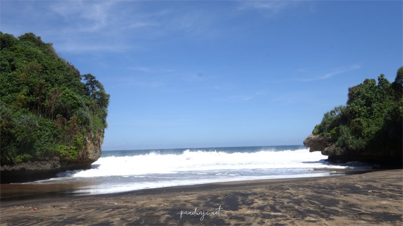 Pantai Wedi Ireng Blitar: Keindahan Pasir Hitam yang Menawan dan Alam yang Memikat