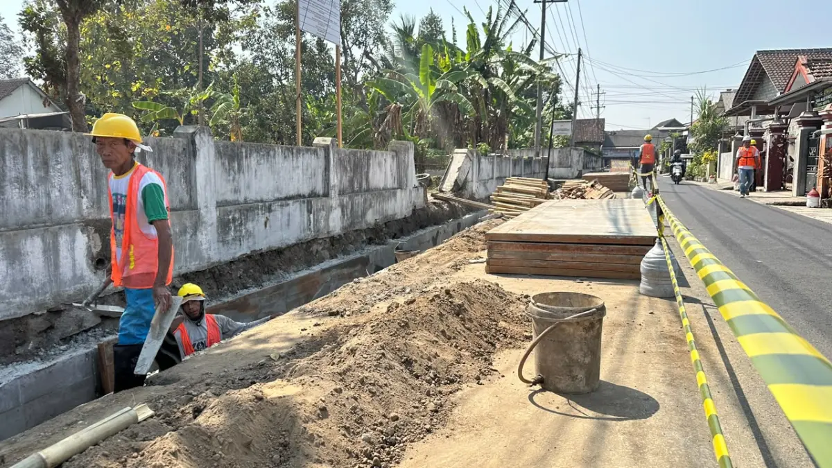 Pemkot Blitar Luncurkan Proyek Irigasi di Jalan Sawunggaling untuk Mitigasi Genangan Air