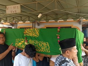 Pemulangan Korban KM Virgo 8 Asal Blitar, Rumah Duka Dipenuhi Haru