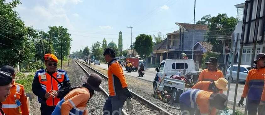 Peningkatan Keselamatan: Penutupan Perlintasan Sebidang Liar di Talun oleh PT KAI Daop 7 Madiun