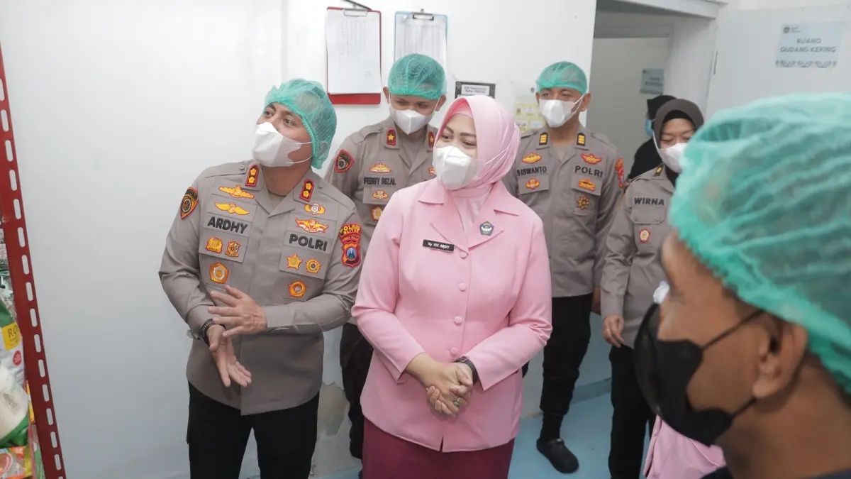 Polisi Blitar Lakukan Sidak untuk Pastikan Keamanan Program Makan Bergizi Gratis di Kademangan dan Talun