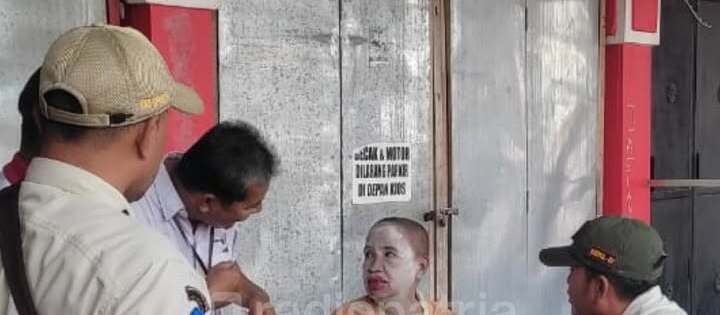 Satpol PP Amankan Perempuan Paruh Baya Diduga ODGJ di Kota Blitar