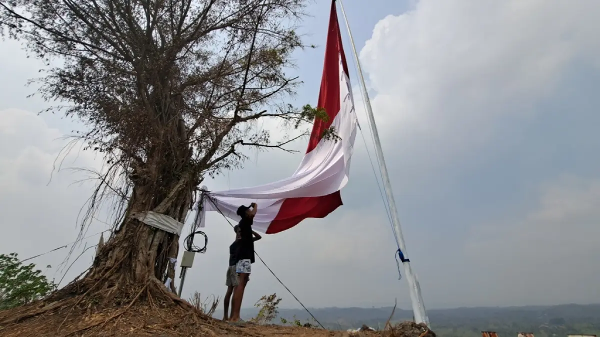 Semarak HUT RI ke-81, Warga Kesamben Kibarkan Bendera Merah Putih 81 Meter di Bukit Plampangan