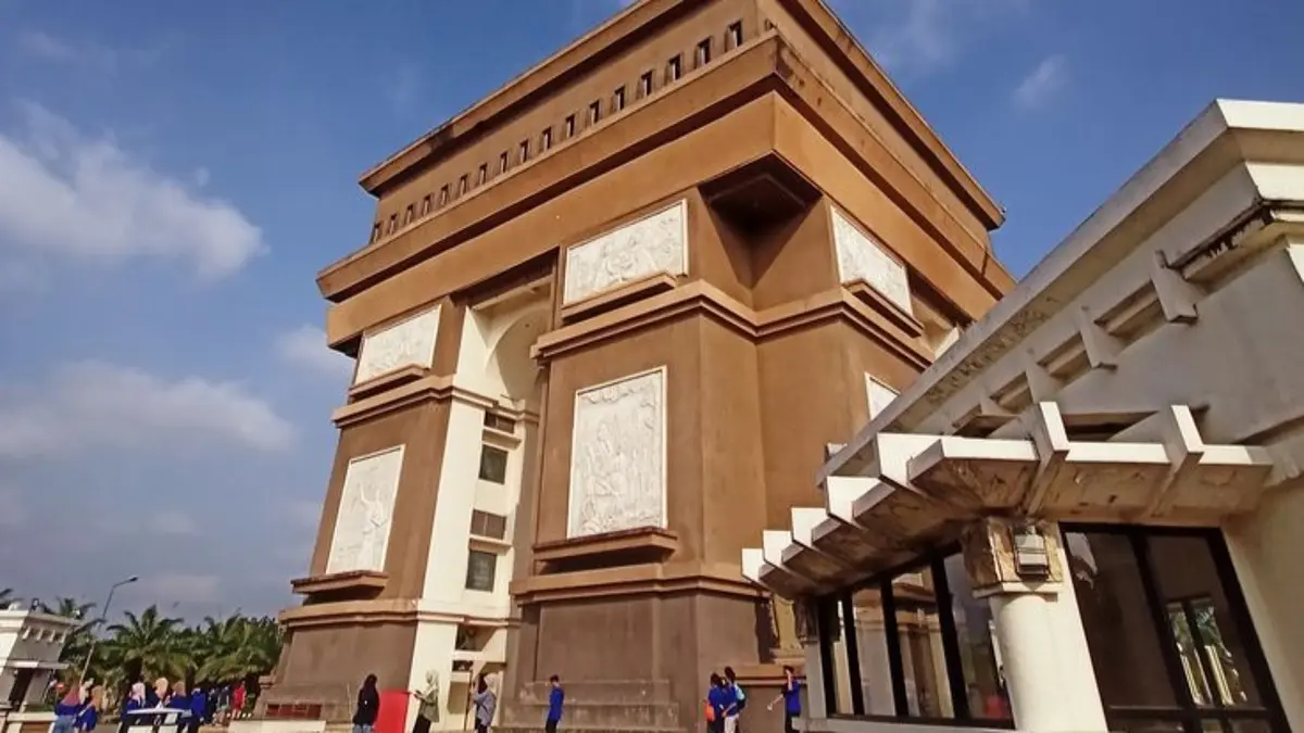 Simpang Lima Gumul: Landmark Ikonik Kediri yang Menjadi Daya Tarik Wisatawan