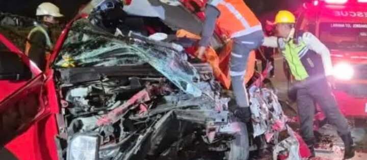 Tragis, Kecelakaan Hiace Tabrak Truk di Tol Jombang-Mojokerto, Empat Nyawa Melayang