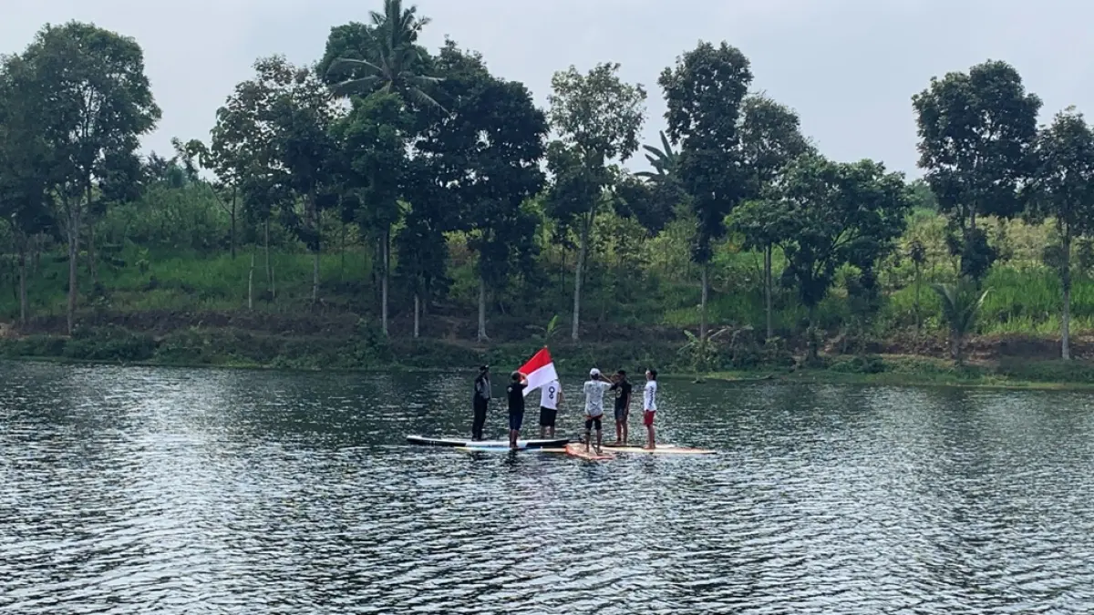 Upacara HUT RI di Telaga Blumbang Gede: Komunitas Paddle Blitar Kenalkan Keindahan Wisata Lokal