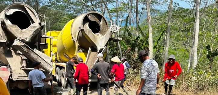 Warga Desa Kalibatur Melakukan Penambalan Jalan Menuju Pantai Sine Secara Swadaya