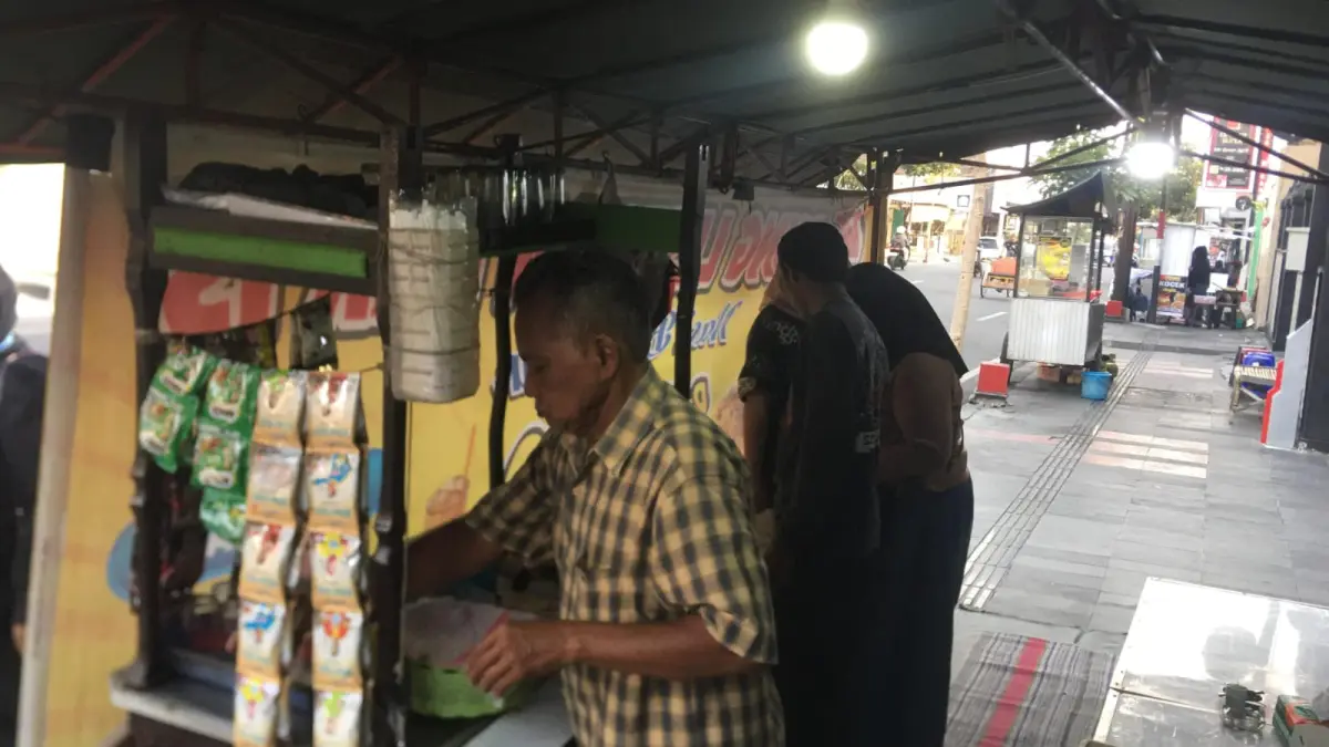 Warung Nasi Bantingan Pak Is: Pilihan Sederhana yang Tetap Diminati di Era Kafe Modern