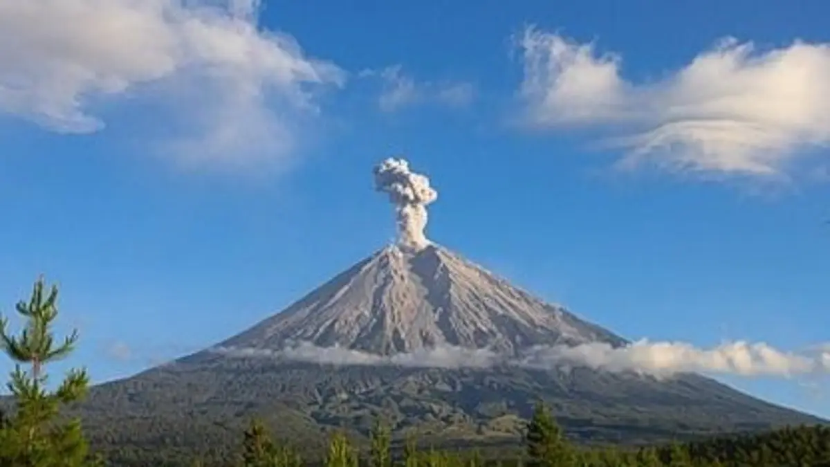 Waspada! Erupsi Gunung Semeru Luncurkan Abu Vulkanik Hingga 1.000 Meter