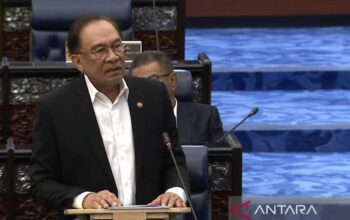 Malaysia Bagikan Uang Dan Turunkan Harga BBM Sebagai Penghargaan kepada Rakyat