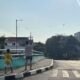 Anak-anak Bermain Layangan di Jembatan Surabaya, Warga Khawatir Terjerat Benang Putus