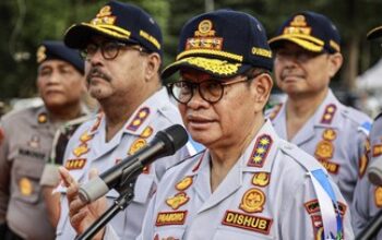 Gubernur DKI Jakarta Naik Transportasi Umum Pakai Jas Lengkap untuk Ciptakan Kesadaran ASN