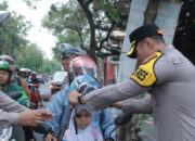 Diajak Tertib Lalin, Polisi Bagikan Helm-Coklat ke Siswa Kota Blitar