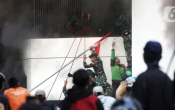 TNI dan Warga Bersatu Evakuasi Penghuni Gedung Terbakar di Jakarta