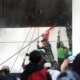 TNI dan Warga Bersatu Evakuasi Penghuni Gedung Terbakar di Jakarta