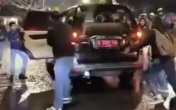 Mobil Lurah Diserang Massa, Lurah dan Sopir Selamat
