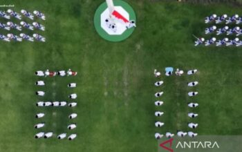 Paskibraka Bentuk Formasi 80 Saat Upacara Penurunan Bendera di Istana Merdeka