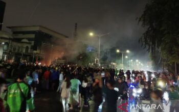 Ratusan Demonstran di Jatinegara Rusak Fasilitas Umum Saat Unjuk Rasa