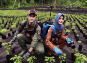 Jurnalis Blitar Tanam Pohon di Lahan Rawan Tambang untuk Rayakan HUT RI ke-80