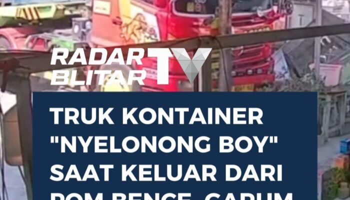 Truk Kontainer Rem Blong Tabrak Lapak PKL di Garum, Tidak Ada Korban Jiwa
