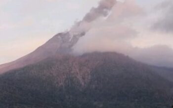 Erupsi Gunung Lewotobi Laki-laki Munculkan Kolom Abu Setinggi 600 Meter